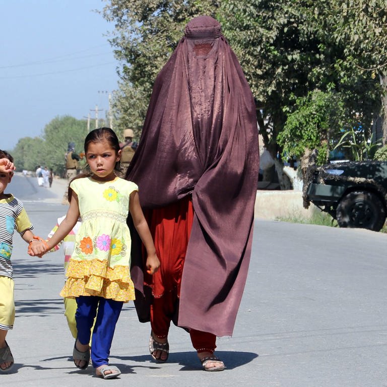 An Afghan family leaves Kunduz city following clashes between Taliban and Afghan security forces, Kunduz, Afghanistan, 22 August 2016 (Foto: dpa Bildfunk, picture-alliance / Reportdienste, picture alliance / dpa | Jawed Kargar)