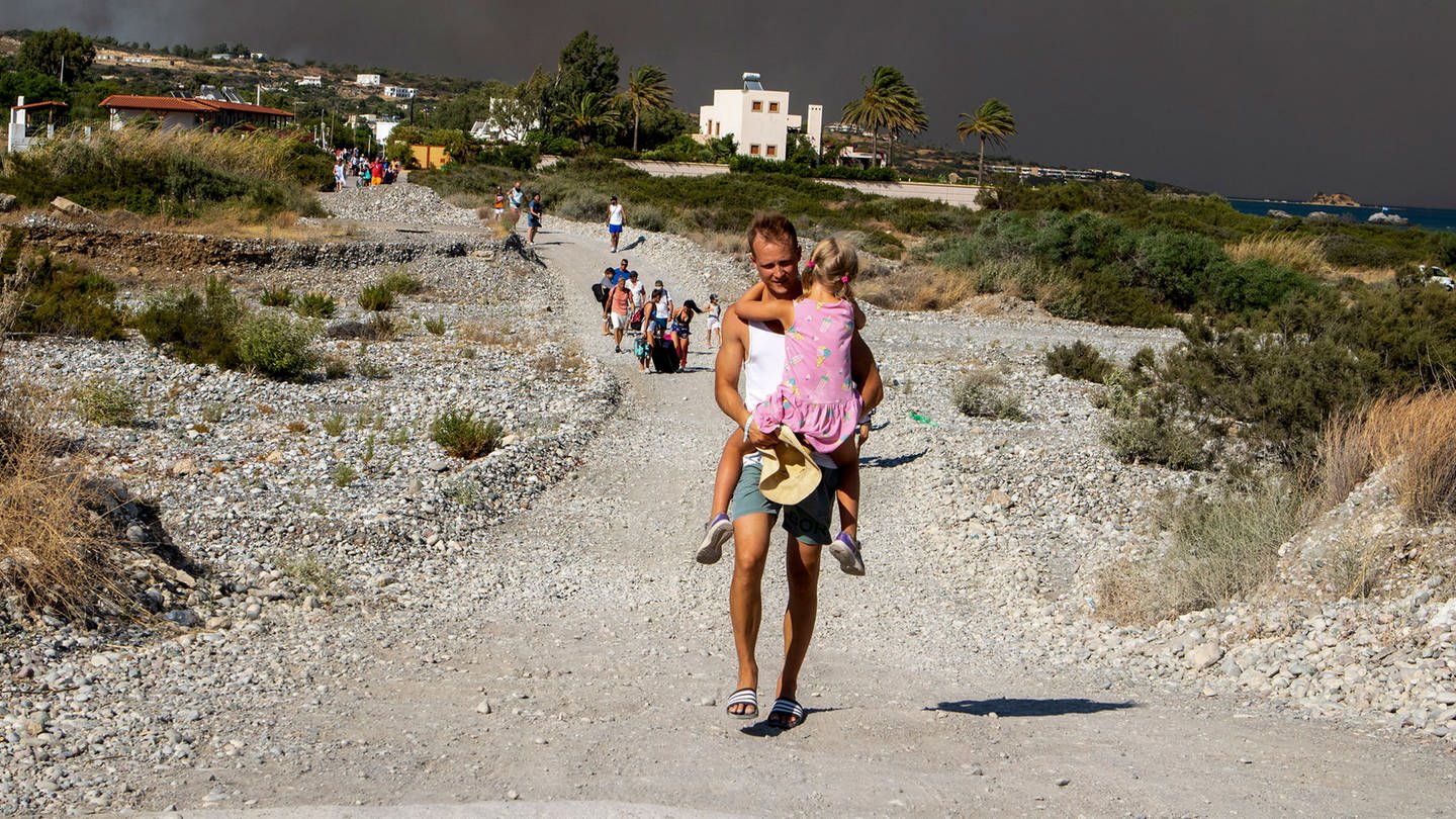 Touristen in Griechenland fliehen vor den Waldbränden (Foto: dpa Bildfunk, picture alliance/dpa/InTime News/AP | Lefteris Damianidis)