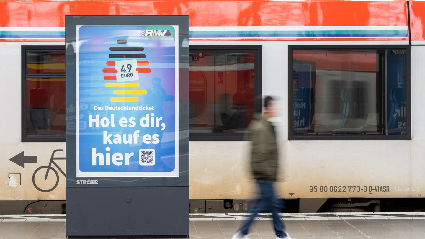 Die Werbung für das Deutschlandticket ist am Hauptbahnhof vor einer Bahn des ÖPNV zu sehen. (Foto: dpa Bildfunk, picture alliance/dpa | Sebastian Gollnow)
