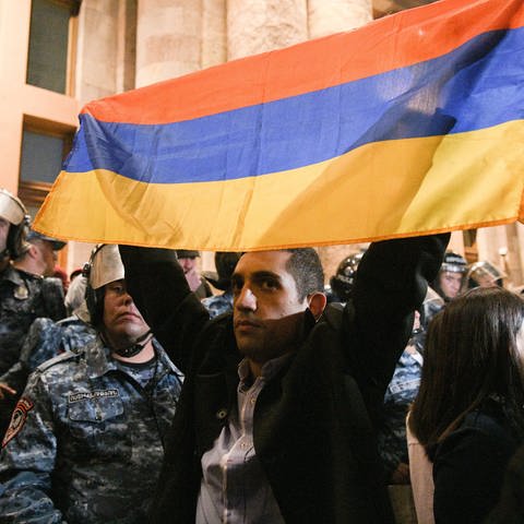 A protester holds the Armenian flag outside the Armenian Government Building. On 19 September 2023, Azerbaijan s Defence Ministry announced to begin to take local counter-terrorist measures in Nagorno-Karabakh to restore constitutional order. (Foto: IMAGO, IMAGO / ITAR-TASS/Alexander Patrin/TASS)