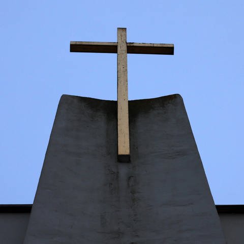 Kirchenkreuz auf einer katholischen Kirche - Wie steht es um den Reformprozess? (Foto: dpa Bildfunk, picture alliance/dpa | Bernd Wüstneck)
