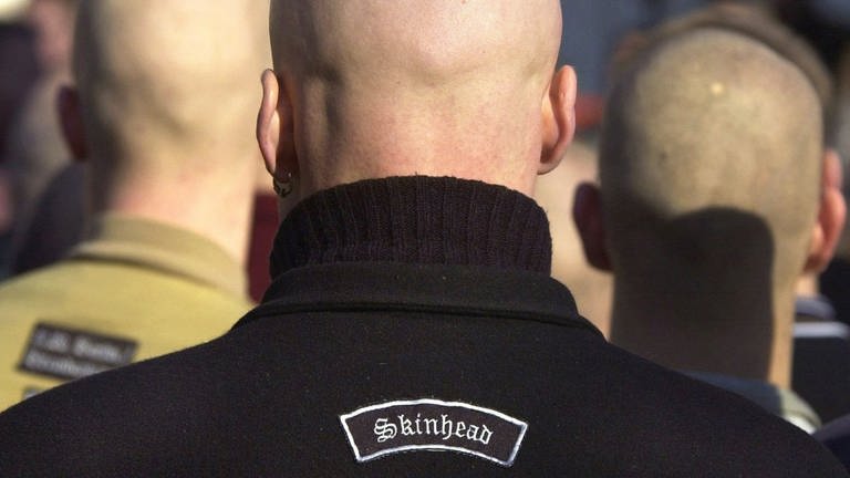 Rechte Skinheads auf einer Demonstration (Foto: dpa Bildfunk, picture-alliance/ dpa | Bernd Thissen)