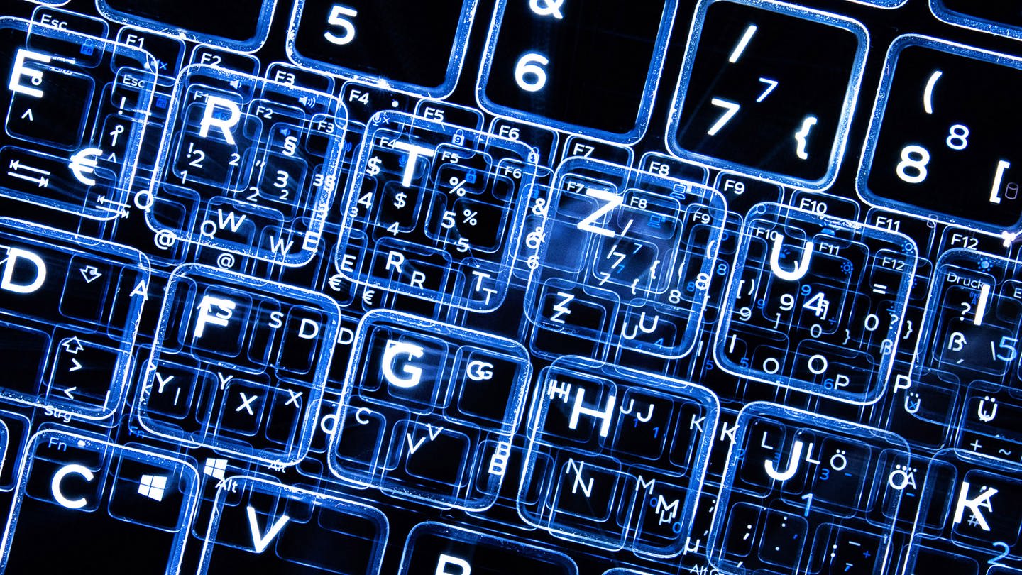 Bild einer beleuchteten Tastatur. (Foto: dpa Bildfunk, picture alliance/dpa | Sebastian Gollnow)