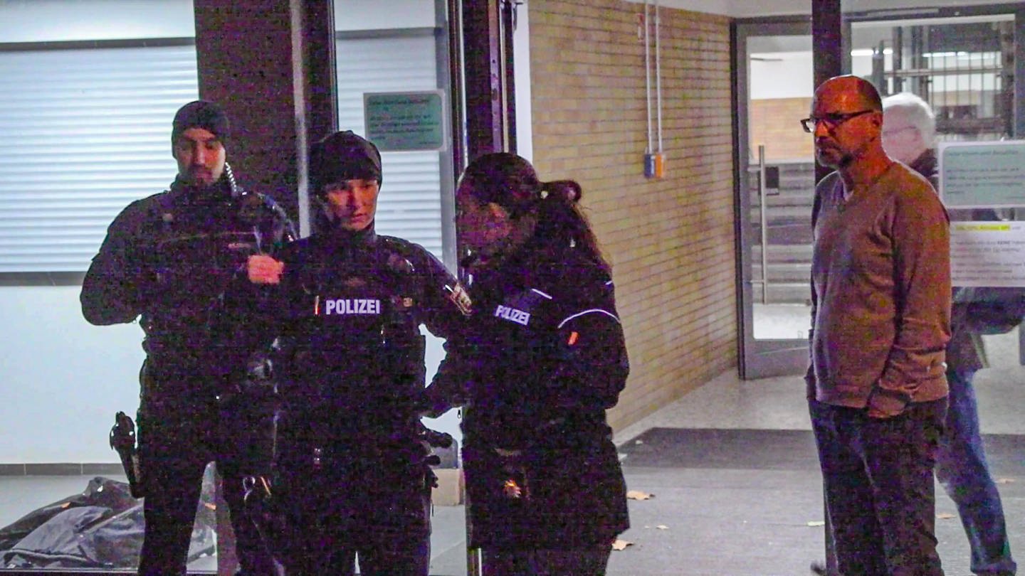 Polizisten stehen am Donnerstagabend vor der Offenburger Waldbachschule, in der ein Schüler durch einen Schuss tödlich verletzt wurde. (Foto: IMAGO, IMAGO / Einsatz-Report24)