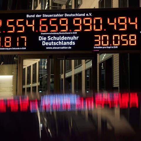Außen an der Geschäftsstelle des Bundes der Steuerzahler läuft eine digitale "Schuldenuhr", die ständig den aktuellen Schuldenstand Deutschlands aufzeigen soll. (Foto: dpa Bildfunk, picture alliance/dpa | Jörg Carstensen)