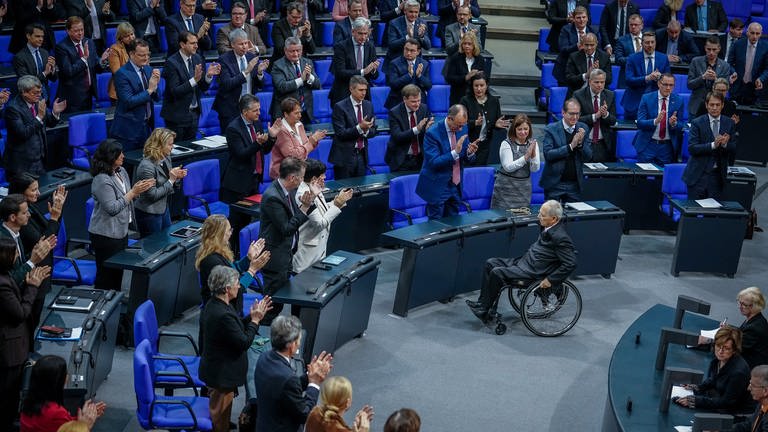 Abgeordnete des Bundestags applaudieren Wolfgang Schäuble anlässlich seiner 50-jährigen Zugehörigkeit als Bundestagsabgeordneter. (Foto: dpa Bildfunk, picture alliance/dpa | Kay Nietfeld)