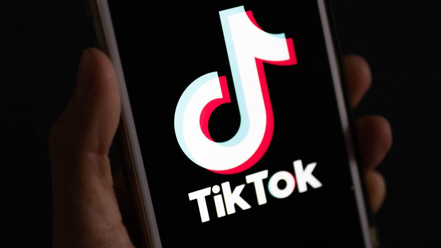 Auf dem Display eines Smartphones ist das TikTok-Logo zu sehen (Foto: dpa Bildfunk, picture alliance/dpa | Monika Skolimowska)