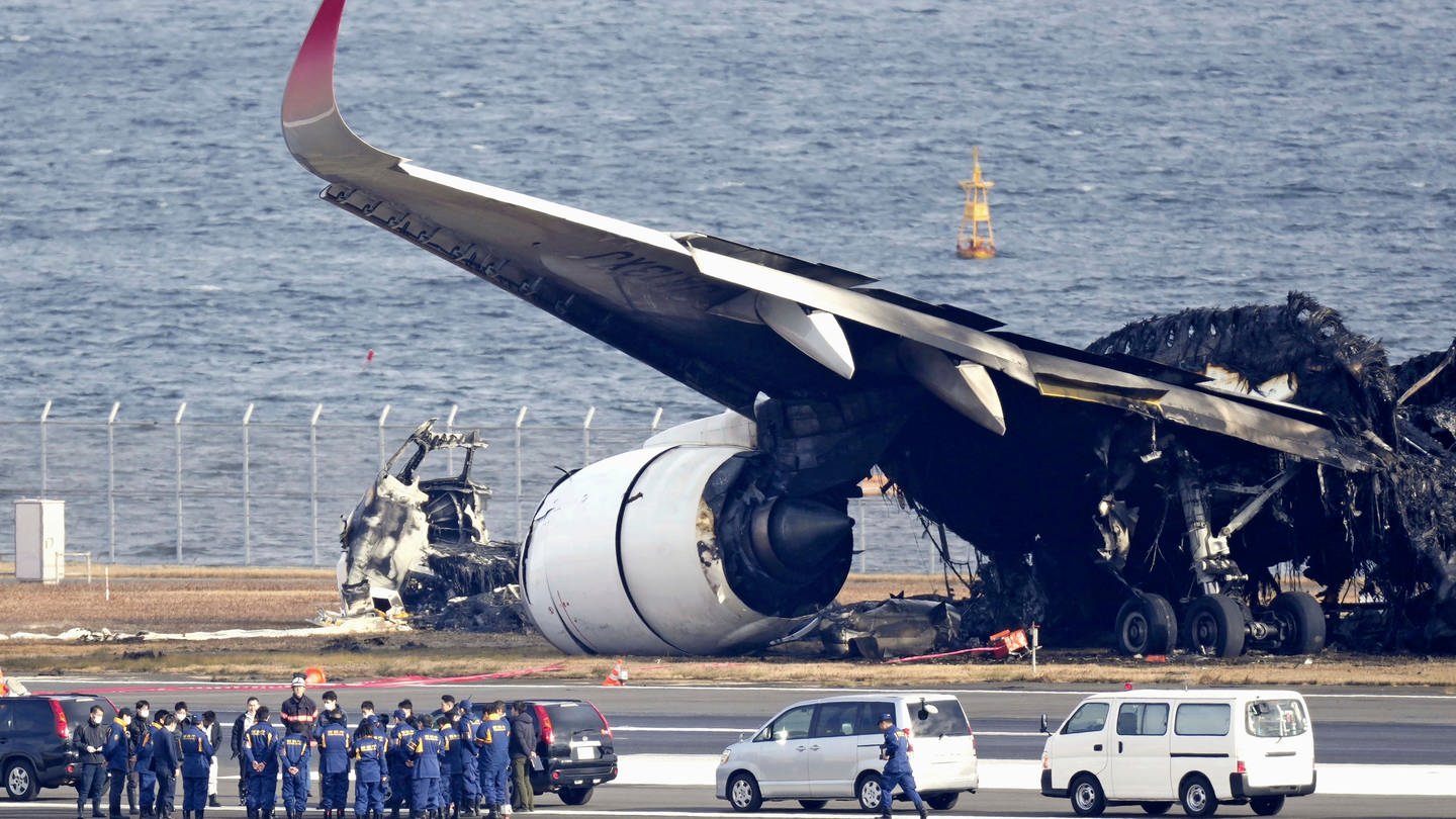 Nach der Flugzeugkollision in Tokio (Foto: dpa Bildfunk, picture alliance/dpa/Kyodo News | Uncredited)