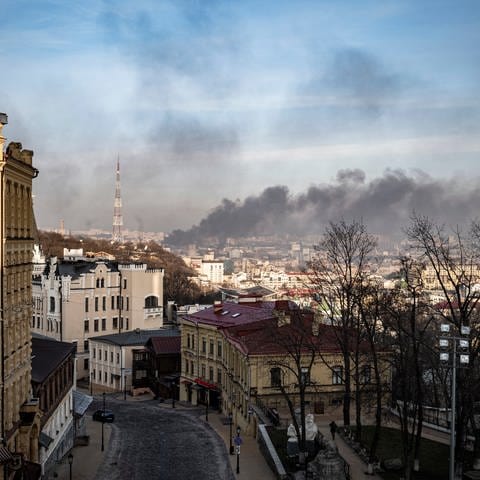 Während Altbauten unversehrt im Vordergrund zu sehen sind, steigt eine Rauchwolke über dem Kiewer Stadtteil Ljukaniwska auf. (Foto: dpa Bildfunk, picture alliance/dpa/Le Pictorium via ZUMA Press | Nicolas Cleuet)