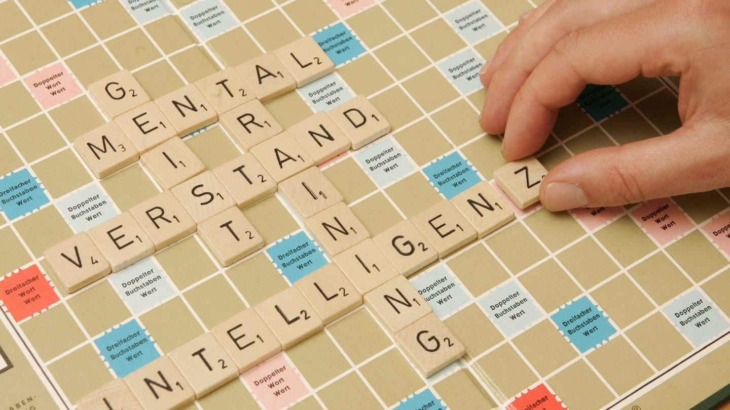 Ein Spielbrett des Buchstabenlegespiels Scrabble zeigt Worte, die mit Intelligenz und Gehirn-Training zu tun haben. (Foto: dpa Bildfunk, picture alliance / dpa | Jörg Carstensen)