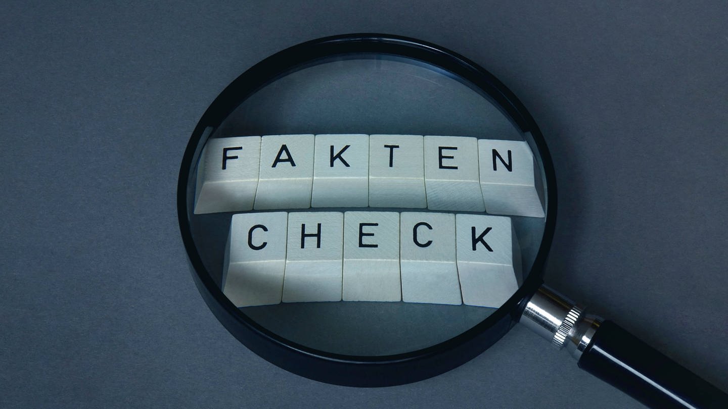 Das Wort Faktencheck im Scrabble-Stil unter einer Lupe. (Foto: IMAGO, Imago)