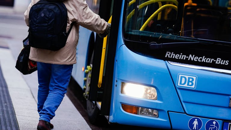 Eine Frau steigt an einer Bushaltestelle in einen Bus ein (Foto: dpa Bildfunk, picture alliance/dpa | Uwe Anspach)