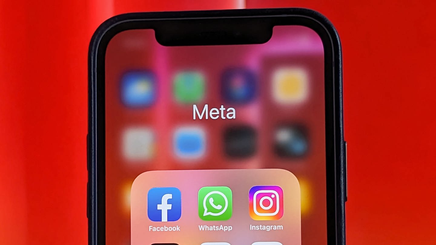 Handy-Bildschirm mit Apps von Meta: Facebook, WhatsApp und Insta. (Foto: dpa Bildfunk, picture alliance/dpa | Christoph Dernbach)