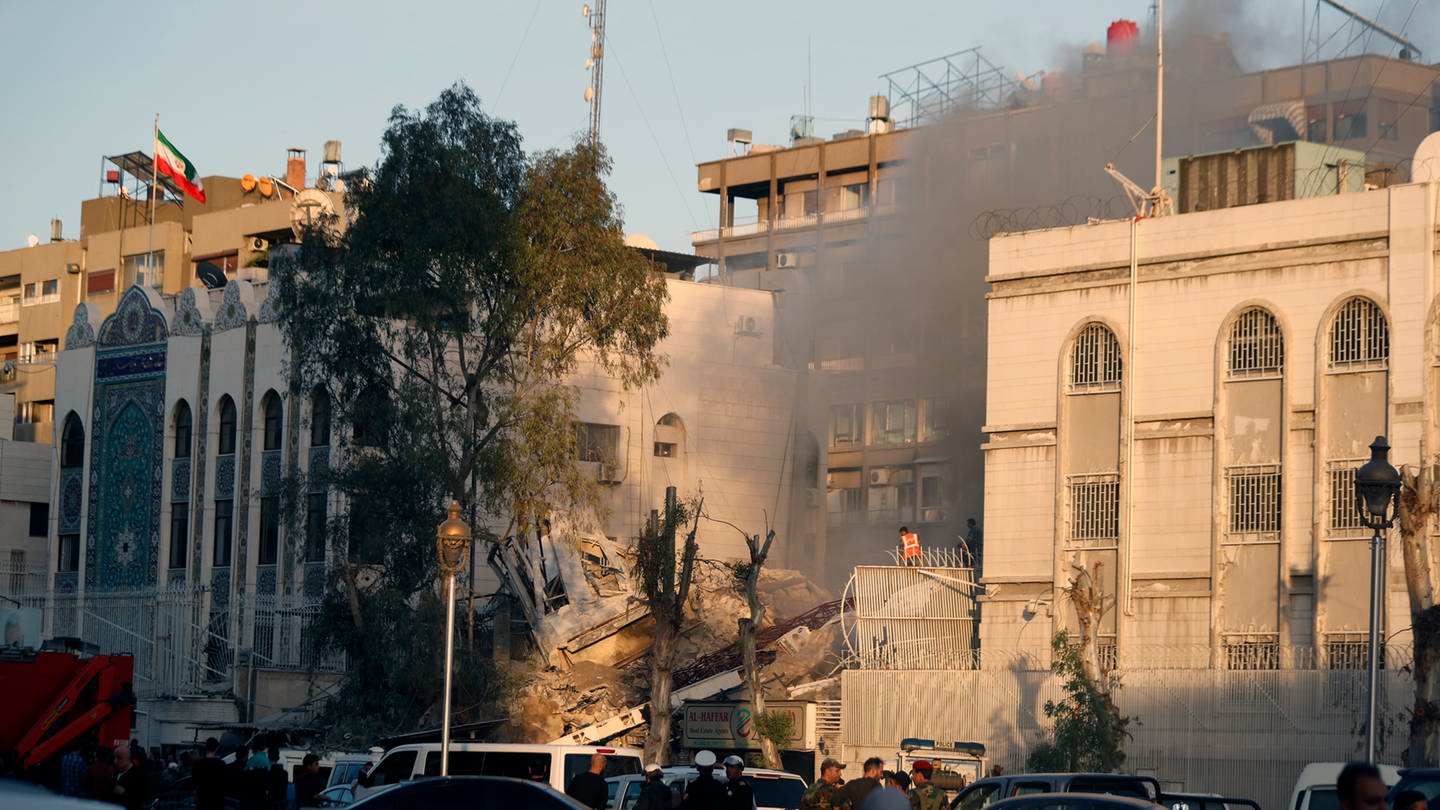 Zerstörte Fassade und Rauchwolken an der iranischen Botschaft in Damaskus (Foto: dpa Bildfunk, picture alliance/dpa/AP | Omar Sanadiki)