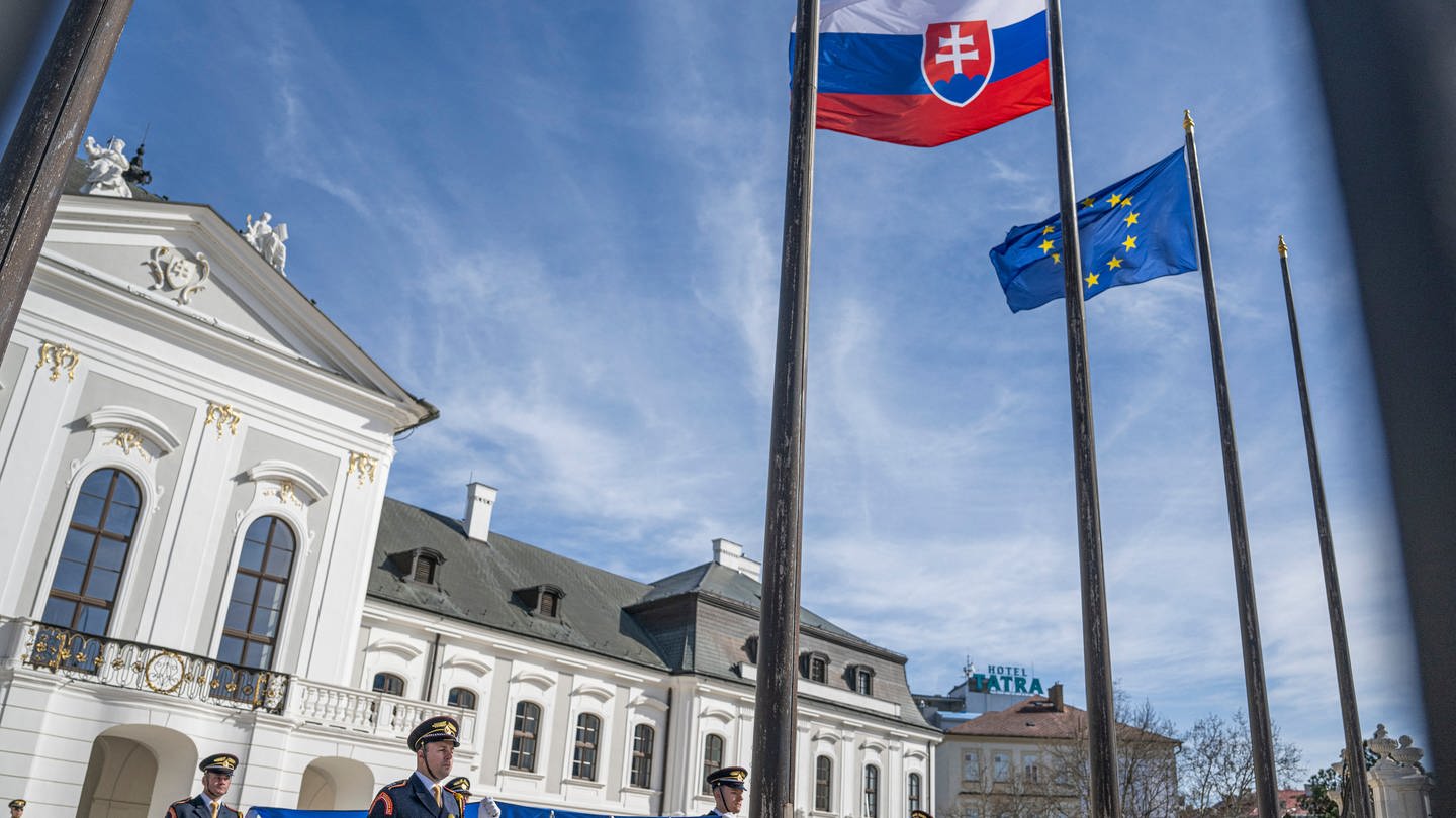 Die Fahne der Slowakei vor dem Präsidentenpalast in Bratislava. (Foto: dpa Bildfunk, picture alliance/dpa/TASR | Martin Baumann)