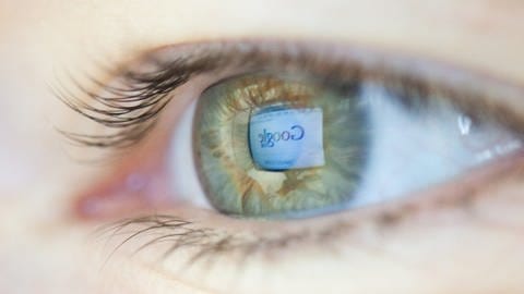 Auge, in dem sich ein Computerbildschirm spiegelt
