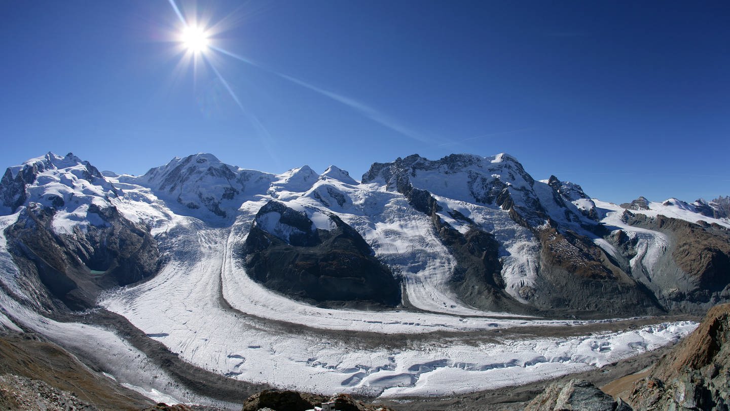 Blick vom 3089 Metern hohen Gornergrat auf den Grenz- und Gornergletscher in den Alpen unweit von Zermatt - der Gletscher schmilzt allmählich unter der starken Sonneneinstrahlung am blauen Himmel. (Foto: dpa Bildfunk, picture alliance / dpa | Patrick Pleul)