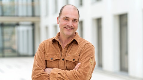 Peter Knetsch steht im Gang eines SWR-Gebäudes. (Foto: SWR, d:light | Christian Koch )