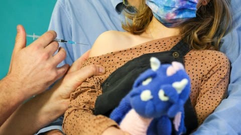 Ein Kinderarzt impft ein 7-jähriges Mädchen gegen das Covid19-Virus (Foto: dpa Bildfunk, picture-alliance / Reportdienste, picture alliance/dpa/dpa-Zentralbild | Jan Woitas)