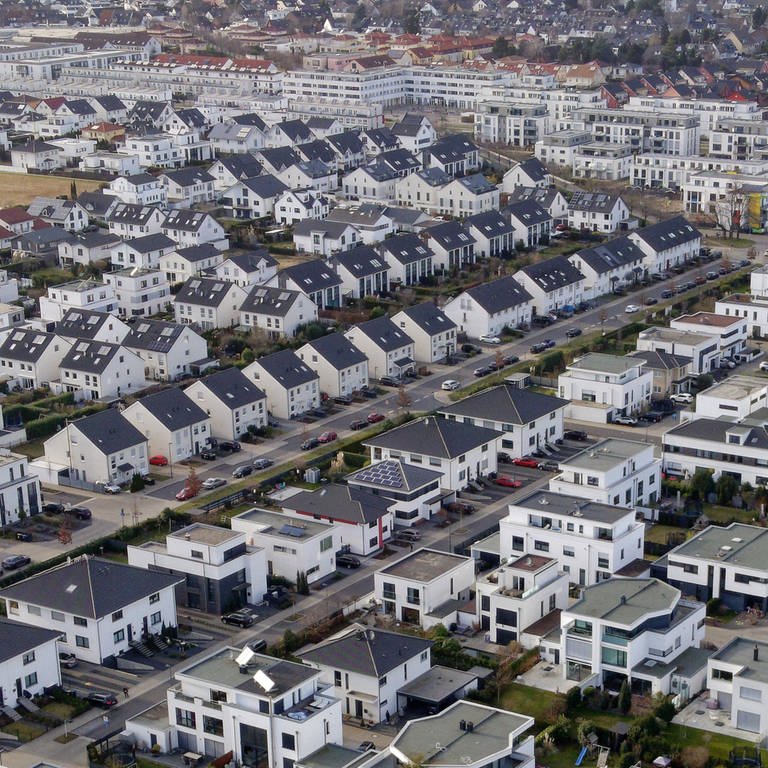 Einfamilienhäuser stehen in einer Siedlung in Köln-Widdersdorf (Luftaufnahme mit einer Drohne). (Foto: dpa Bildfunk, picture alliance/dpa | Henning Kaiser)