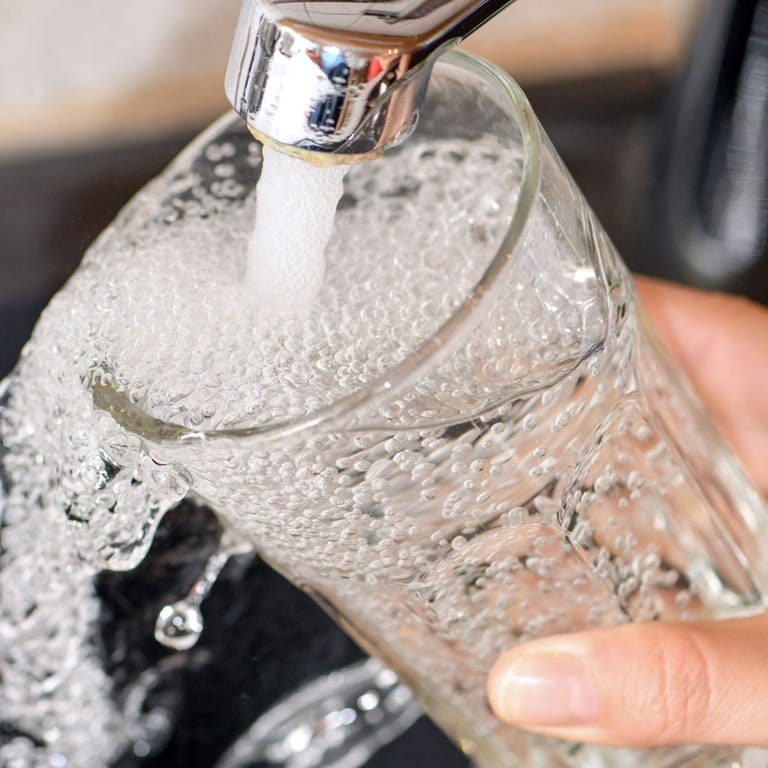 Symbolbild: Am Wasserhahn in einer Küche wird ein Trinkglas mit Leitungswasser befüllt. (Foto: dpa Bildfunk, picture alliance/dpa/dpa-Zentralbild | Patrick Pleul)