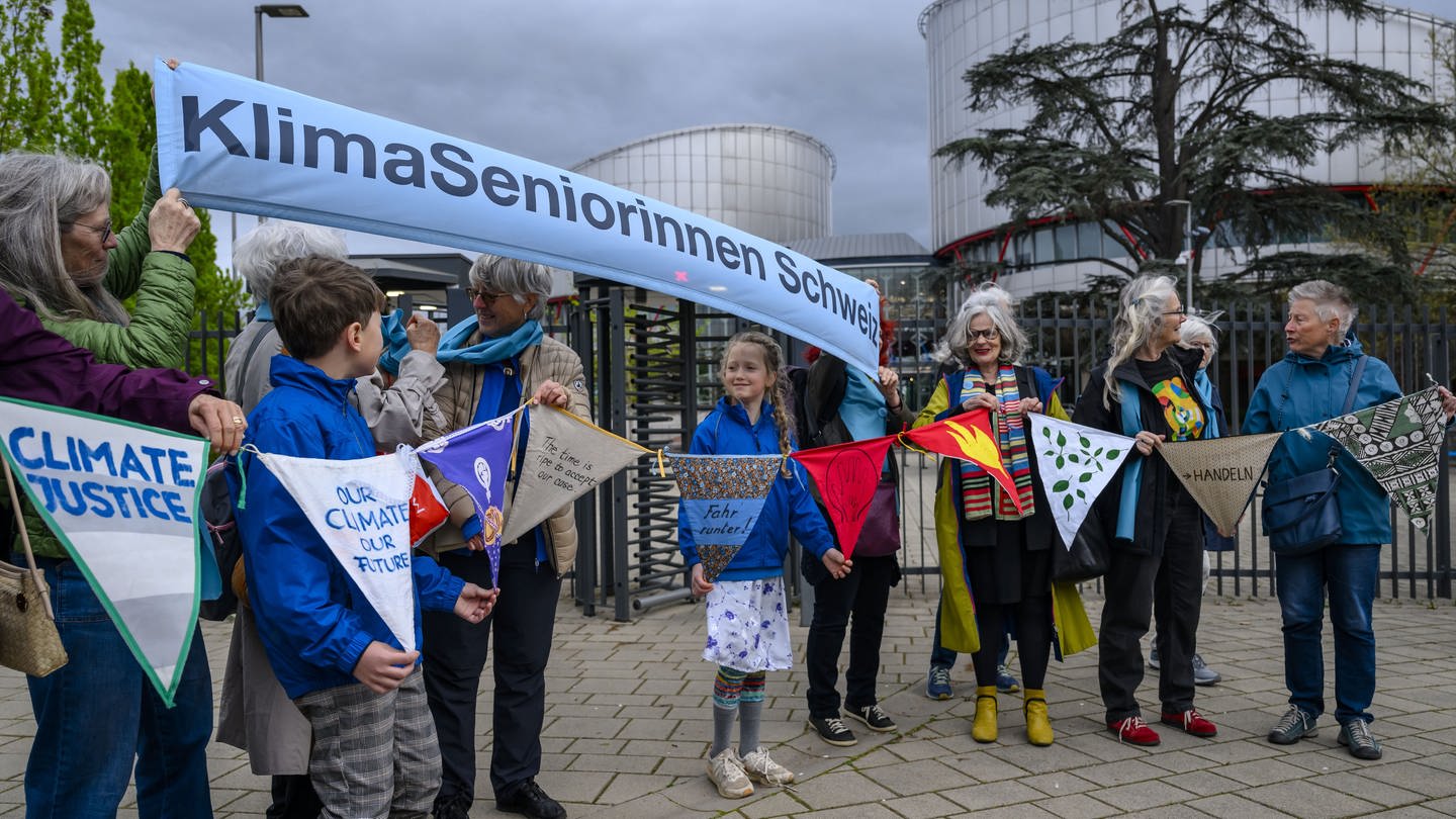 Die Klimaseniorinnen Schweiz stehen vor dem Europäischen Gerichtshof für Menschenrechte (Foto: dpa Bildfunk, picture alliance/dpa/KEYSTONE | Jean-Christophe Bott)