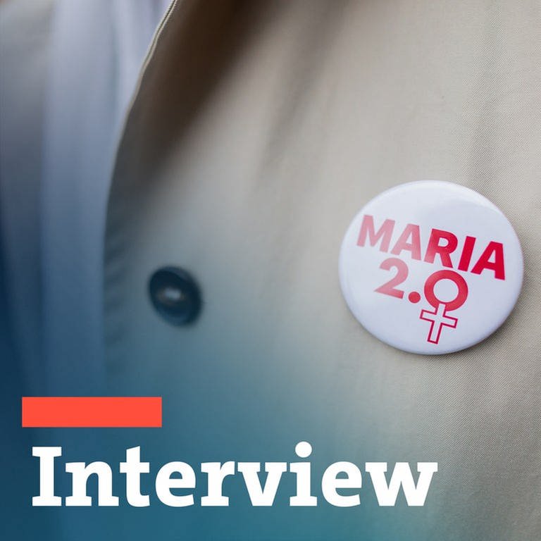 Button von "Maria 2.0" an einem Mantel (Foto: dpa Bildfunk, picture alliance/ dpa/ Rolf Vennenbernd)