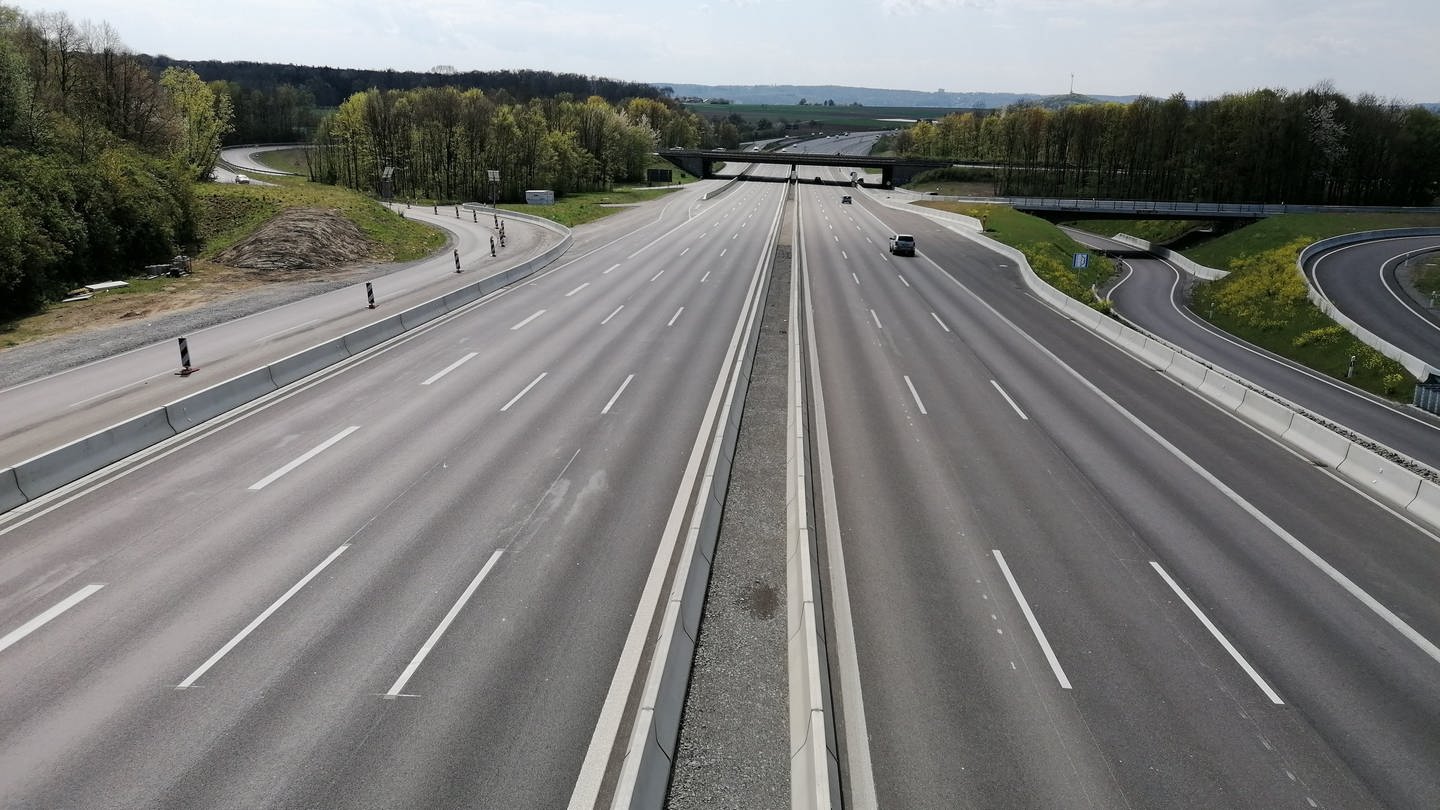 Fast leere Autobahn bei Stuttgart (Foto: dpa Bildfunk, picture alliance/dpa | Andreas Rosar)