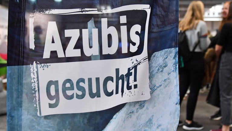 «Azubis gesucht» steht auf einem Banner bei der Berufsorientierungsmesse «Forum Berufsstart» (Foto: dpa Bildfunk, picture-alliance / Reportdienste, picture alliance/dpa/dpa-Zentralbild | Martin Schutt)