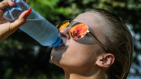 Junge Frau trinkt einen Schluck aus der Wasserflasche (Foto: dpa Bildfunk, picture alliance/dpa/dpa-Zentralbild | Julian Stähle)