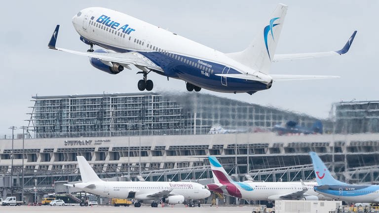 Ein Flugzeug der Fluggesellschaft Blue Air startet am Flughafen Stuttgart, dahinter ist Terminal 1 des Flughafens zu sehen. (Foto: dpa Bildfunk, picture alliance/dpa | Marijan Murat)