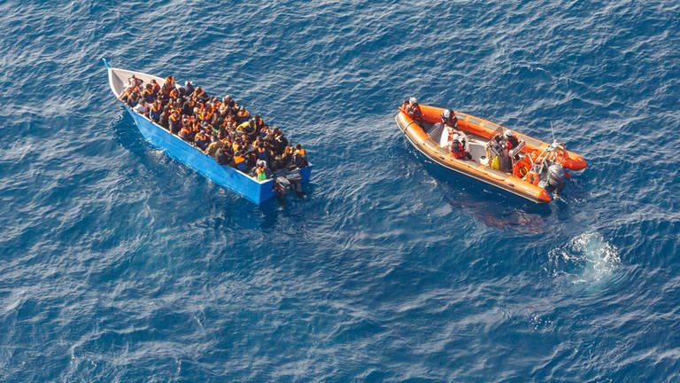 Ein Rettungsboot der Sea-Watch 3 nähern sich einem Boot mit 97 Migranten (Foto: dpa Bildfunk, picture alliance/dpa/Sea-Watch | David Lohmueller)