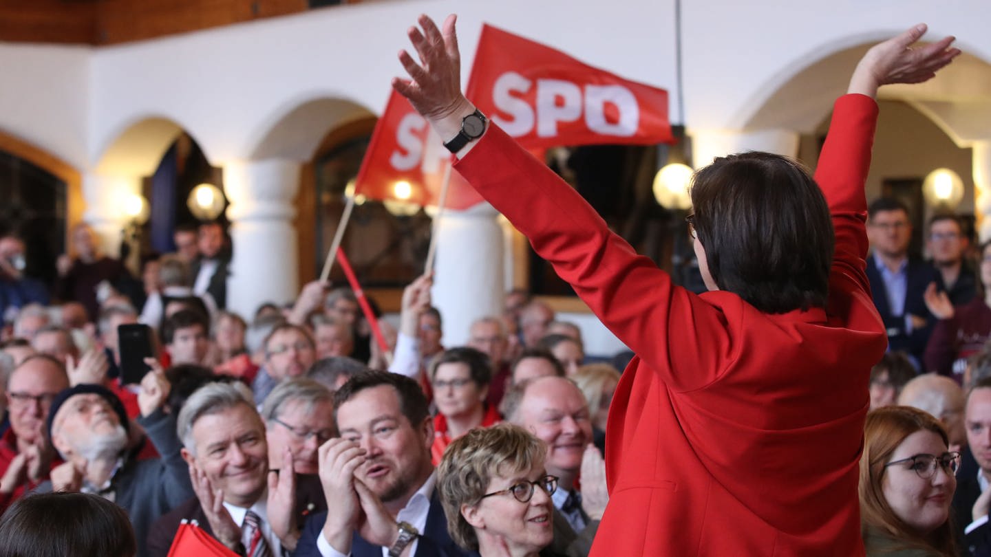 Die SPD-Vorsitzende Saskia Esken jubelt gemeinsam mit SPD-Mitgliedern und -Anhängern. (Foto: dpa Bildfunk, picture alliance/dpa | Daniel Karmann)