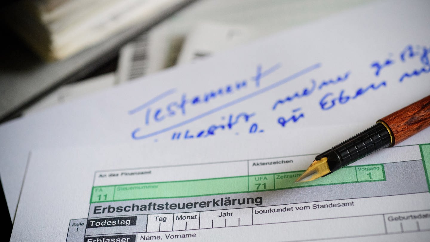 Das Formular für die Erbschaftssteuererklärung liegt auf einem Testament (Foto: dpa Bildfunk, picture alliance/ dpa-Zentralbild/ dpa/ Hans-Jürgen Wiedl)