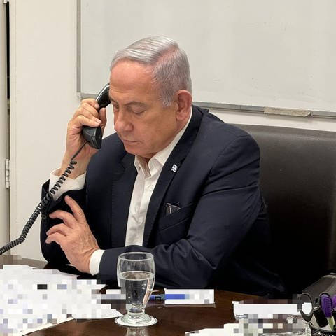 Dieses vom Pressebüro der israelischen Regierung zur Verfügung gestellte Bild zeigt Benjamin Netanjahu, Ministerpräsident von Israel, bei einem Telefonat mit US-Präsident Joe Biden. (Foto: dpa Bildfunk, picture alliance/dpa/Government Press Office/XinHua | -)