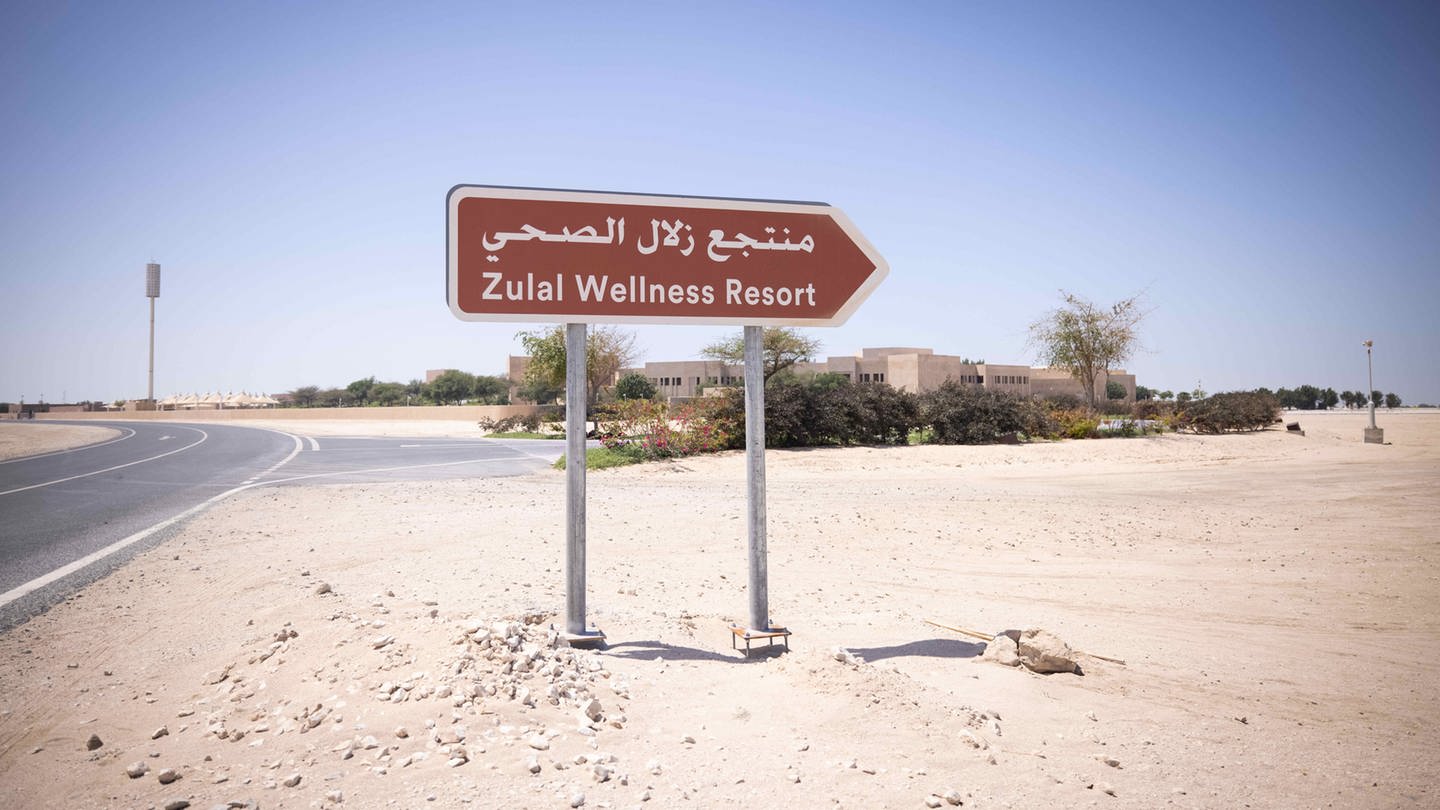 Ein Wegweiser zum „Zulal Wellness Resort“ steht an einer Zufahrtstraße zum Ressort (Foto: dpa Bildfunk, picture-alliance / Reportdienste, picture alliance/dpa | Christian Charisius)