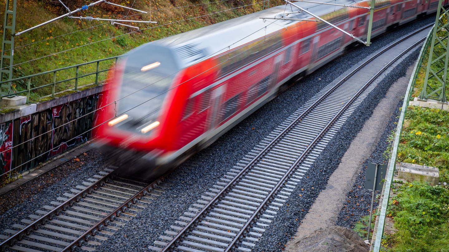 Ein Zug fährt auf Gleisen (Foto: dpa Bildfunk, picture alliance/dpa/Deutsche Presse-Agentur GmbH | Jens Büttner)