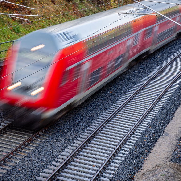 Ein Zug fährt auf Gleisen (Foto: dpa Bildfunk, picture alliance/dpa/Deutsche Presse-Agentur GmbH | Jens Büttner)