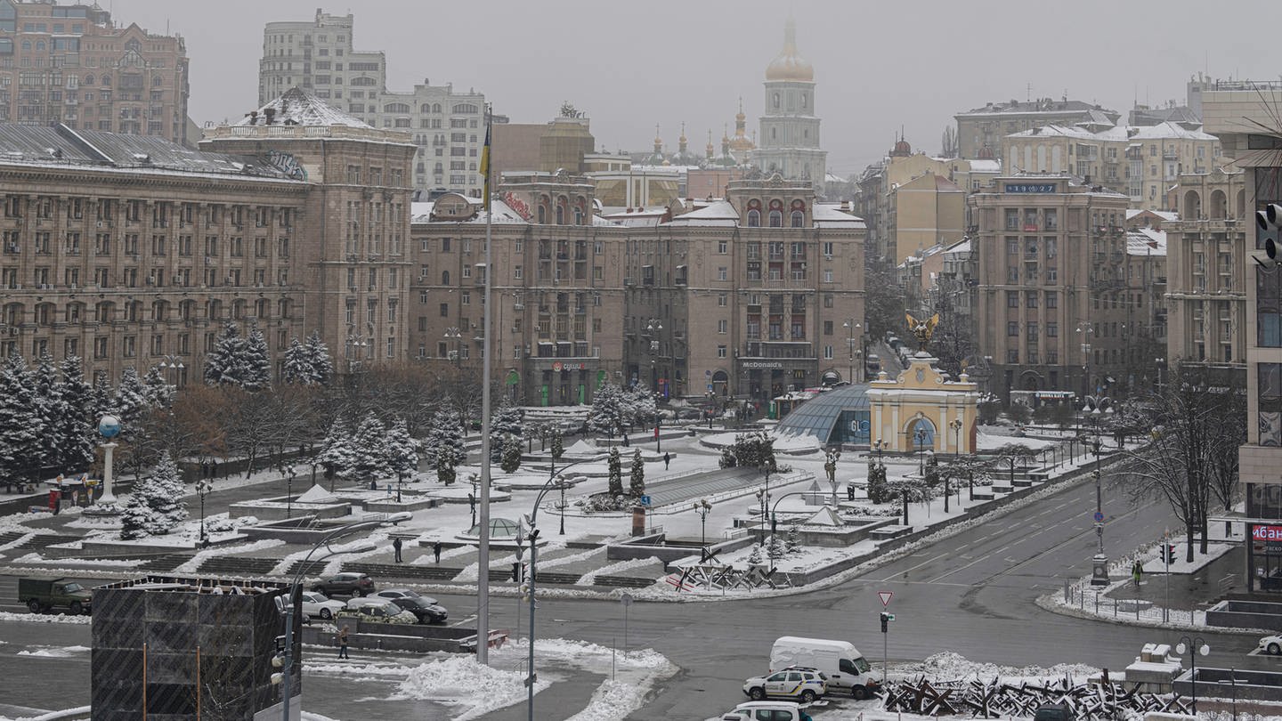 Der schneebedeckte Maidan in Kiew (Foto: dpa Bildfunk, picture alliance/dpa/AP | Andrew Kravchenko)