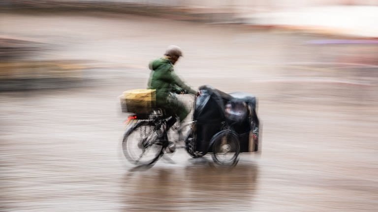 Ein Mann fährt auf einem Lastenrad. (Foto: dpa Bildfunk, picture alliance/dpa | Frank Rumpenhorst)