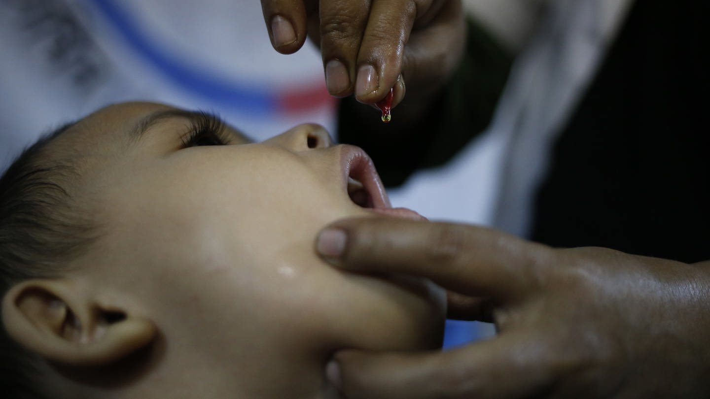 Pfleger in Bangladesh gibt einem Kind ein Medikament (Foto: dpa Bildfunk, picture alliance / Md Mehedi Hasan/ZUMA Wire/dpa | Md Mehedi Hasan)