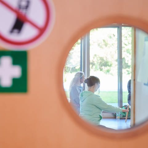 Eine Post-Covid-Patientin nimmt in einem Rehazentrum an einer Gymnastikstunde teil. (Foto: dpa Bildfunk, picture alliance/dpa | Annette Riedl)