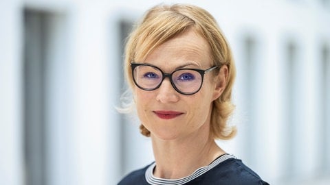 Marie Gediehn steht im Gang eines SWR-Gebäudes. (Foto: SWR)