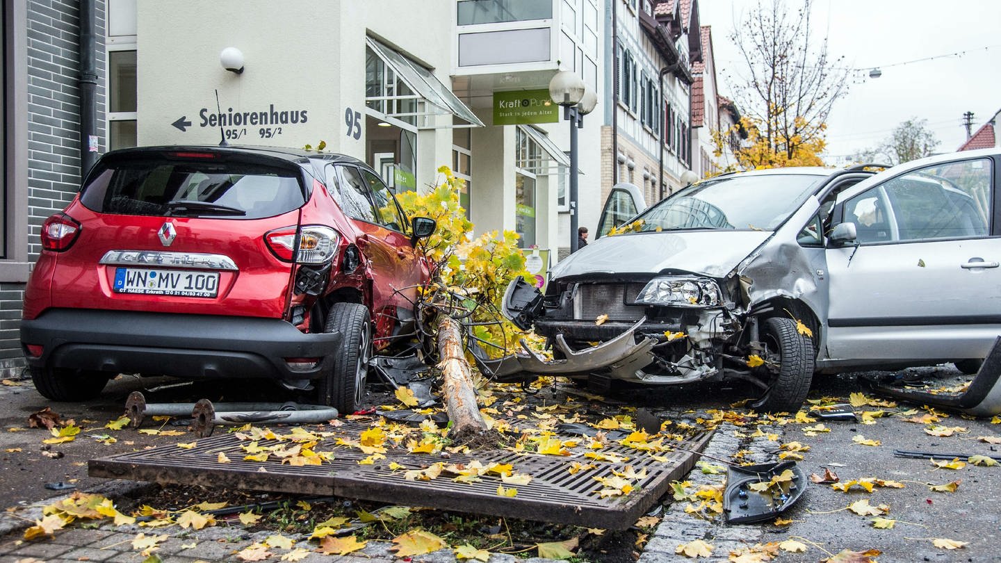 Nach einem Unfall vor Seniorenheim stehen zwei verbeulte Autos neben einem umgefahreren Straßenbaum (Foto: dpa Bildfunk, picture alliance/ Sven Kohls/ SDMG/ dpa/ Sven Kohls)