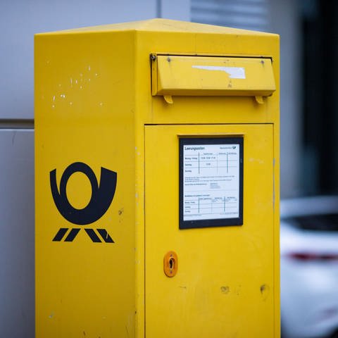 Blick auf eine Briefkasten der Deutschen Post. (Foto: dpa Bildfunk, picture alliance/dpa | Thomas Banneyer)