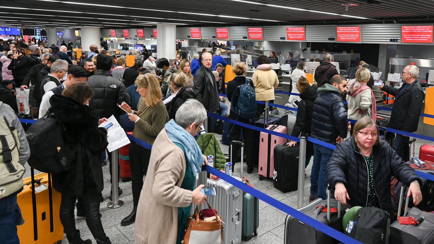 Flughafen-Chaos (Foto: dpa Bildfunk, picture alliance/dpa | Arne Dedert)