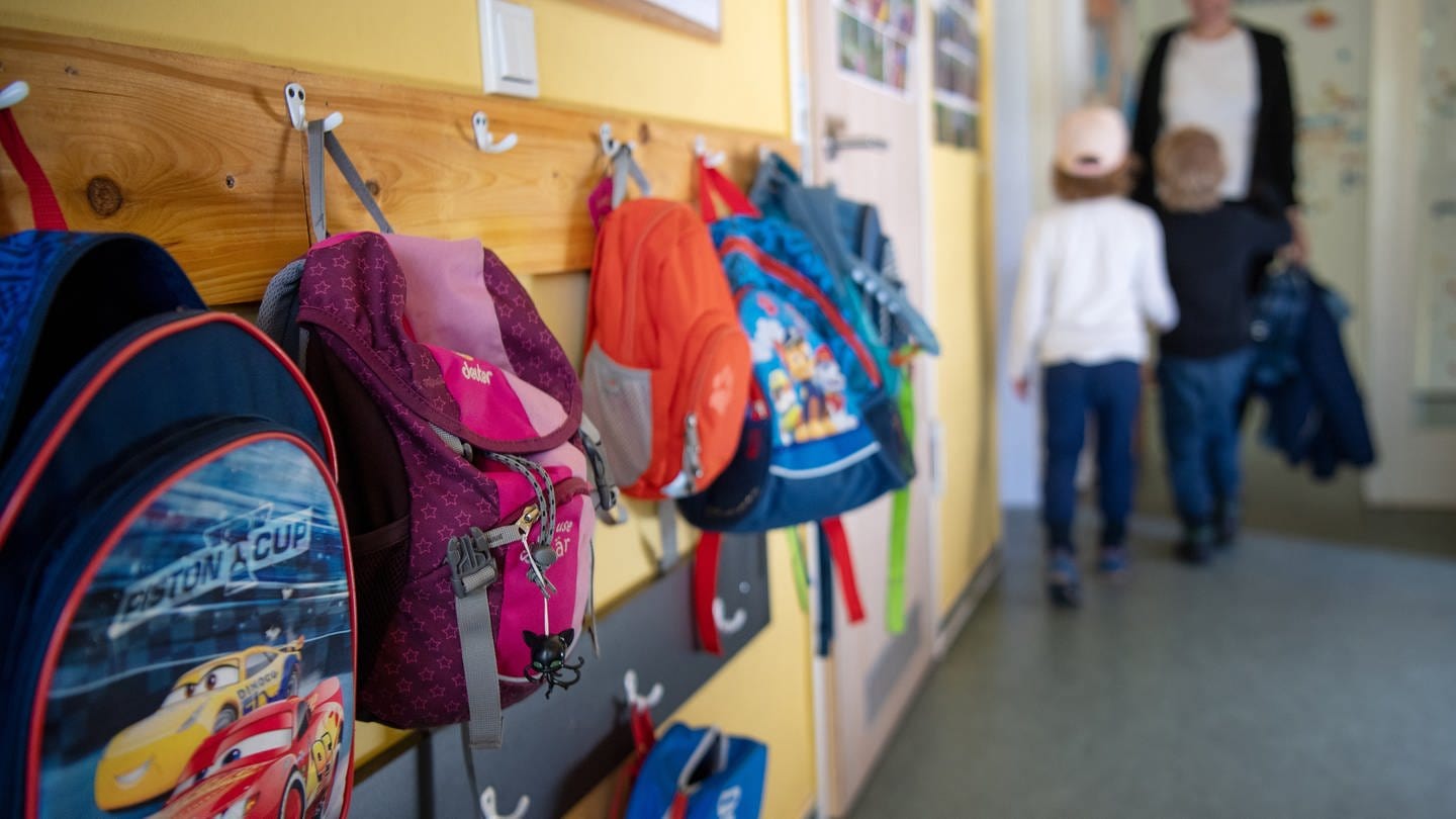 Kinderrucksäcke hängen im Eingangsbereich eines Kindergartens (Foto: dpa Bildfunk, picture alliance/dpa/dpa-Zentralbild | Monika Skolimowska)