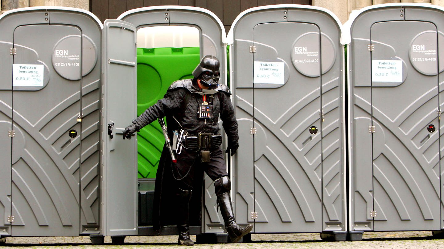 Ein Karnevalist, der als Darth Vader verkleidet ist, verlässt ein Dixie-Klo (Foto: dpa Bildfunk, picture-alliance/ dpa/ Rolf Vennenbernd)