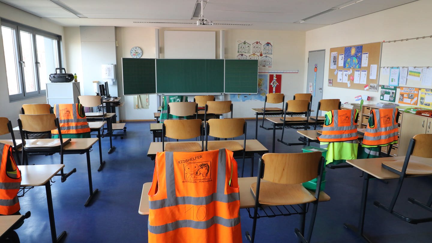 Leeres Klassenzimmer mit Tischen, Stühlen und der Tafel im Hintergrund. (Foto: dpa Bildfunk, picture alliance/dpa | Bodo Schackow)