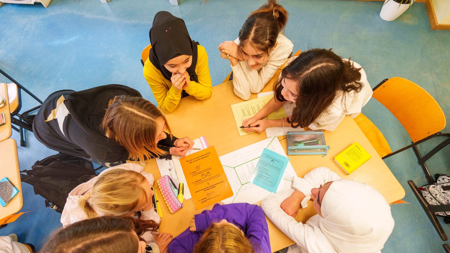 Schülerinnen lernen gemeinsam beim Unterricht in einer Intensivklasse. (Foto: dpa Bildfunk, picture alliance/dpa | Andreas Arnold)